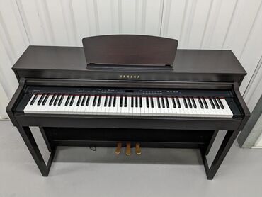 рояль steinway: Цифровое пианино Yamaha темно-коричневого цвета с 88 клавишами и тремя