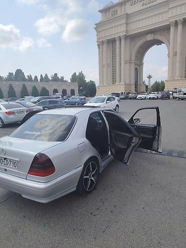 mercedes 208 d: Mercedes-Benz 220: 2.2 l | 1999 il Sedan — 4