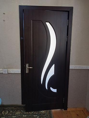 Qapılar və aksessuarlar: - Məhsul: Daxili otaq qapısı - Material: Ağac əsaslı (MDF/laminat — 2