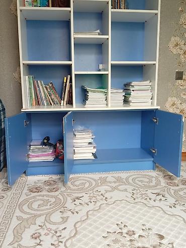 kitab şkaf: Mavi-ağ rəng sxemində geniş kitab rəfi və şkaf sistemi — 2