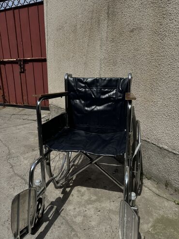 Инвалидные коляски: Продаю инвалидную коляску б/у,в хорошем состоянии.складывается. Цена