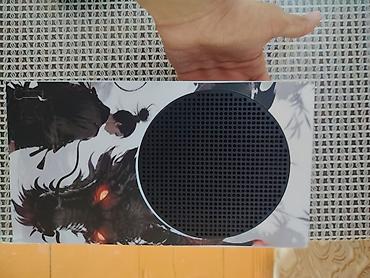 oyun direksiyonu: Xbox Series S oyun konsolu – xüsusi tematik vinil örtüklə Komplekt: - — 2