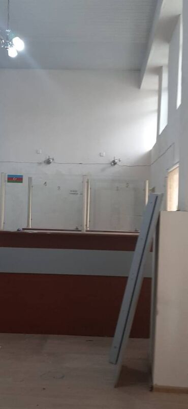 Ofislər: Nərimanov metrosuna yaxın 9 mərtəbəli binanın 1-ci mərtəbəsində — 10