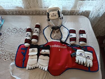 Soyutma və qızdırma sistemləri: Taekvondo qoruyucu dəst Brendlər: Daedo və Adidas. Dəst tərkibi: -