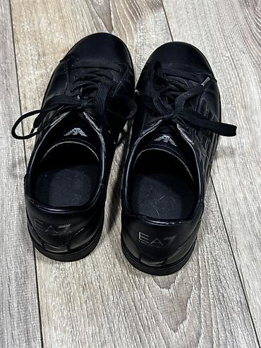 üçlü kupalnik: EA7 Emporio Armani kişi krossovu – tam qara rəngdə, minimalistik və — 2