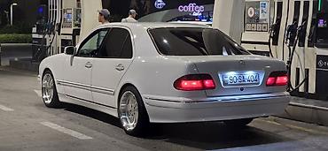 4 goz mercedes 3 2: Mercedes-Benz E‑Class W210 sedan Xüsusiyyətlər: - Kuzov: 4 qapılı — 2
