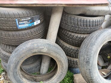 Скутеры: Мопед красного цвета с черными и серыми акцентами. Оснащен передней — 23