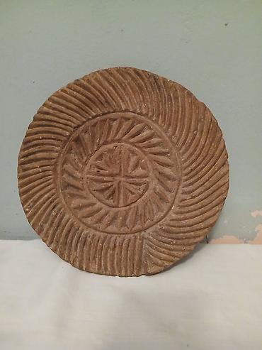 divar dekorları: Əl işi dairəvi dekorativ daş/plitə. Üz hissəsində spiral formalı oyma — 2