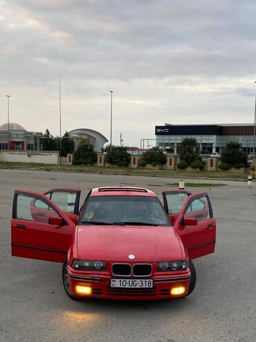 Digər Avtomobillər: Qırmızı rəngli sedan avtomobil Xüsusiyyətlər: - Korpus: 4 qapılı — 10