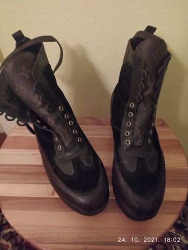 97 nike: Ankle boots, Louis Vuitton, 39