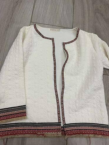kamel ugg: Belo žensko kimono/sako bez kopčanja brenda TOPSHOW, veličina S (EUR — 1
