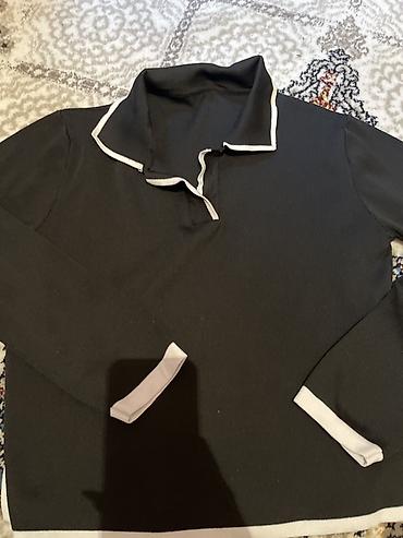 çanta kişi üçün: Qara rəngli uzunqol polo köynək - Model: uzunqol, açıq V-kəsimli polo — 1