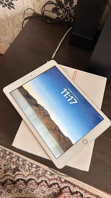 Планшеты: Планшет, Apple, память 32 ГБ, 9" - 10", Wi-Fi, Б/у, Классический цвет - Золотой — 1