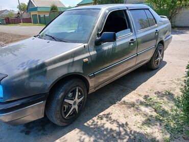 Volkswagen: Volkswagen Vento: 1992 г., 2 л, Механика, Газ, Седан