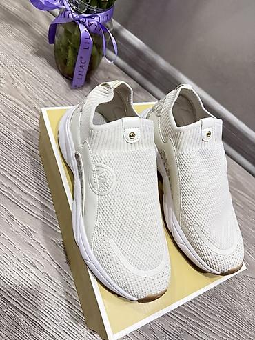 krossovka: Michael Kors qadın slip-on idman ayaqqabısı. Ağ rəngli, nəfəsalan tor — 3