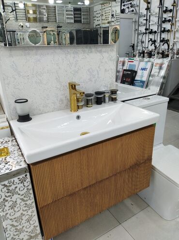 hise verilmis bogaz: Ağ rəngli, qəşəng dizaynlı lavabo dolabı. Qızılı rəngli kranı və