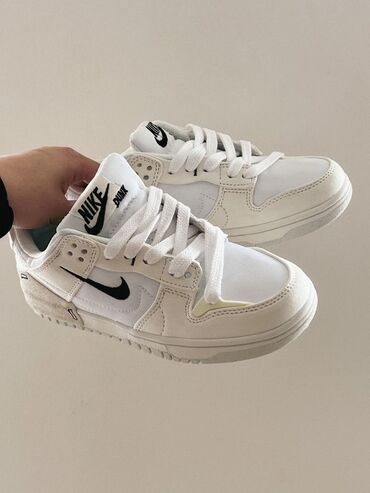 женская и мужская парфюмерия: Женские Кроссовки Nike - Цвет: белый с чёрным логотипом Swoosh -