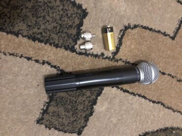 Вокалдык микрофондор: Беспроводной микрофон Shure модели VT2-VH, произведенный в США. Он