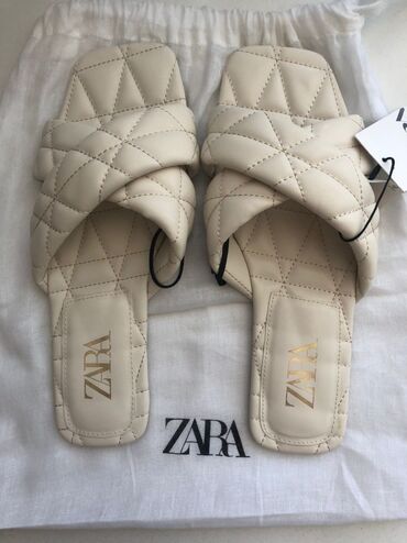 sapogi zimnie 40: Босоножки 
Шлёпанцы ZARA 41 размер за 2000 сом