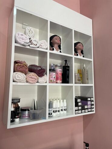 Boşqablar: Salon üçün divar rəfi – çoxbölməli, ağ rəngdə - Material: parlaq