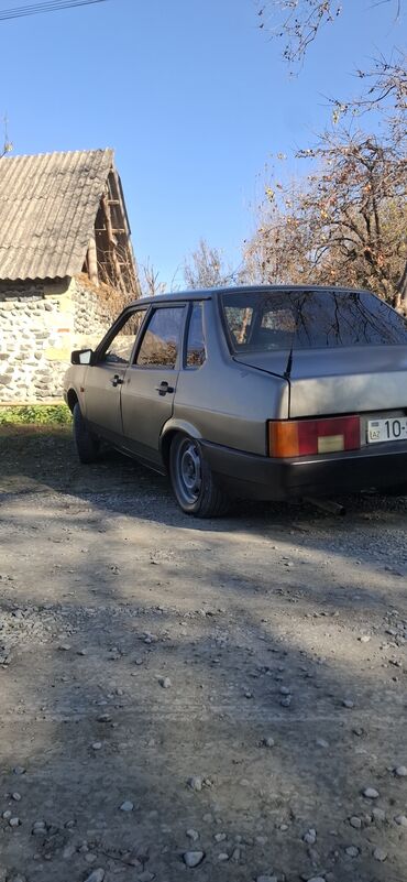 VAZ (LADA): VAZ 21099 sedan - Kuzov: 4 qapılı, düz xətli klassik sedan dizaynı - — 3