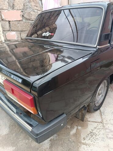 VAZ (LADA): Lada 2107, qara rəng. Klassik kuzov dizaynı, xrom ön barmaqlıq və düz — 4