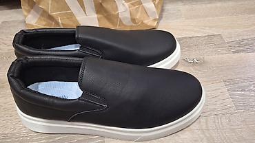 Krasofkalar və idman ayaqqabıları: Qara slip-on kişi ayaqqabısı - Stil: Minimalist, gündəlik slip-on — 2