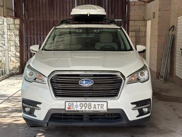 дом в колесах: Внедорожник Subaru Ascent белого цвета, оснащенный багажником на крыше