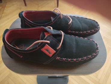 kişi üçün yun şap şaplar: Brioni markasına məxsus qara rəngli kişi loaferləri. Ayaqqabıların üst
