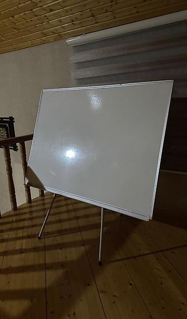 elektron lovhe: Aşağıdakı xüsusiyyətlərə malik marker taxta (whiteboard) tripod — 1