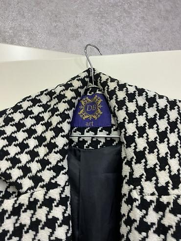 payız paltarları: Palto – qara-ağ “houndstooth” (qaz ayağı) deseni - Brend/etiket: DB — 2