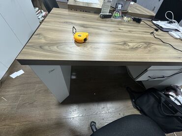 Ofis masaları: Muellim stolu - uzunlugu - 140 ve eni 70 Telebeler ucun stol - — 2