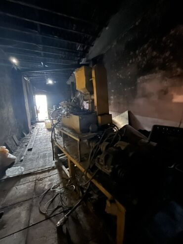 Kompressorlar: Sarı rəngli, iri həcmli sənaye maşını. Vermeşil aparatı. İşləkdir