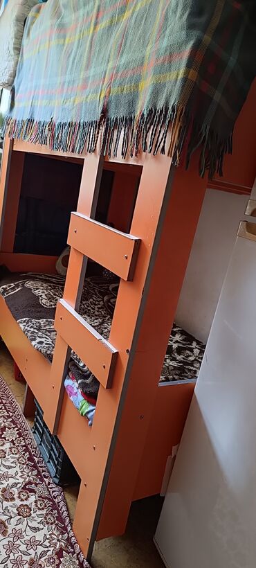 лестница дом: Эки ярустуу керебет, Колдонулган, Жыгач, Бүктөө