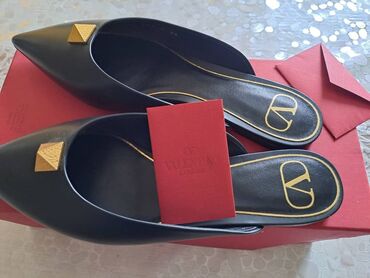 черная обувь: Продаю обувь Valentino оригинал. Полностью кожаная. 38 размер. Без