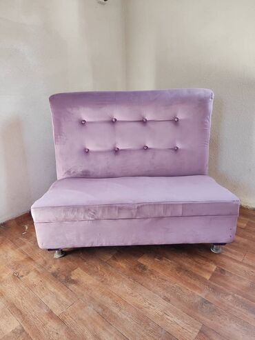 мебель для фаст фуда: Прямой диван, цвет - Фиолетовый, Б/у