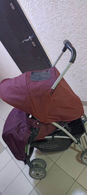 продам детскую коляску: Коляска, цвет - Фиолетовый, Б/у