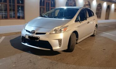 Digər nəqliyyat: Toyota Prius – hibrid hetçbek - Kuzov: 5 qapılı hetçbek, gümüşü rəng