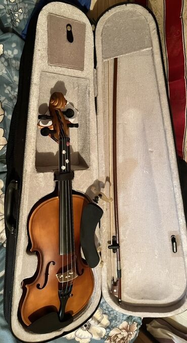 Пианино: Kassa və kamançası ilə təkli akustik skripka. Skripka daxili parçadan
