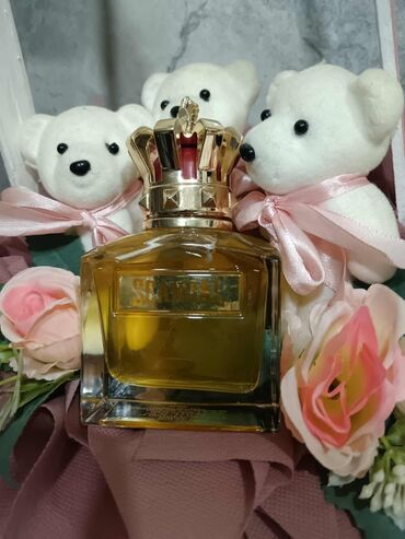 Parfemi: Crna bočica parfema Versace Crystal Noir sa fasetiranim čepom u obliku — 29