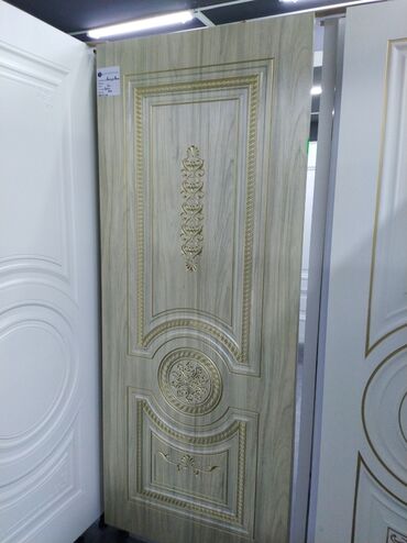 otaq qapları: Açıq rəngli, taxta teksturalı qapı. Qapı həm yuxarı, həm də aşağı