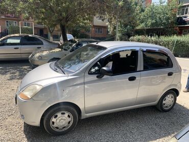 рассрочку строй материалы: Автомобиль Daewoo Matiz серебристого цвета, компактный хэтчбек с пятью