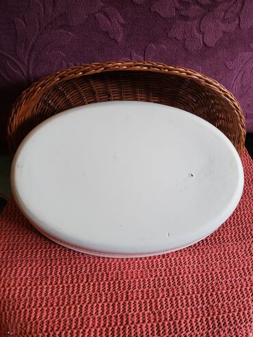 Činije: Porcelanska nova cinija-posuda sa korpom. Visina. 6cm. Duzina — 7