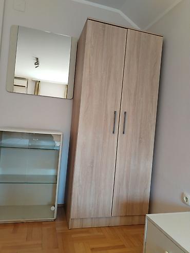 Dvoslojni garderober od univera (imitacija hrasta) sa dvokrilnim