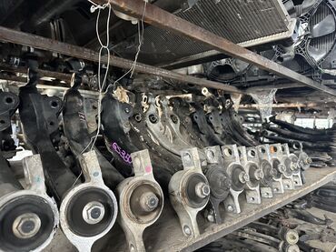 Другие автозапчасти: Большой выбор б/у автозапчастей, включающий ступицы, подшипники — 11