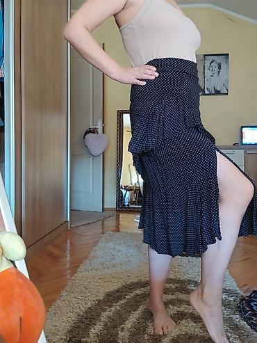 Suknje: Asimetrična midi suknja na preklop, tamnoplava sa sitnim belim — 3