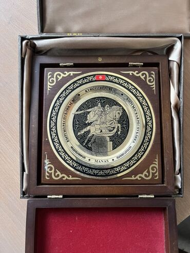 кыргыз сувениры: Памятная тарелка, посвященная культовому эпосу "Манас". Тарелка