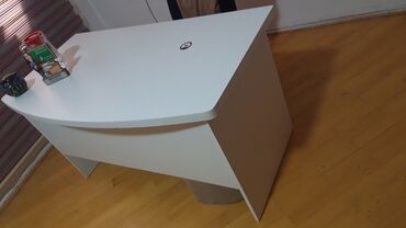 Ofis masaları: İşlənmiş, Müdir üçün, Dördbucaq masa