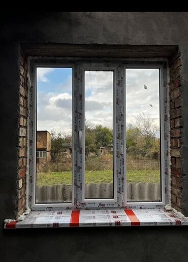 жалюзи в рассрочку: ПВХ окно с подоконником - Конфигурация: трехстворчатое окно, средняя