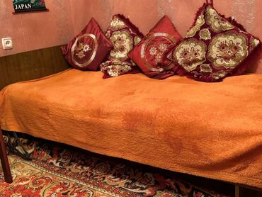 Односпальные кровати: Продаю кровати одноместные 1 кровать за 3 тысячи есть 2 кровати